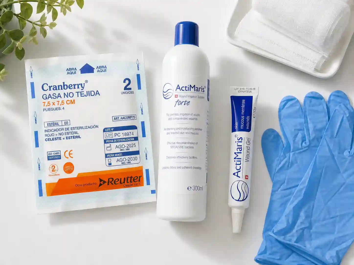Materiales para curar una herida infectada: solución limpiadora, gel para heridas, gasas estériles y guantes desechables