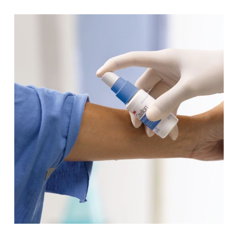 Profesional aplicando Cavilon Spray 3M sobre la piel – Protección médica sin ardor contra humedad, fricción e irritantes.