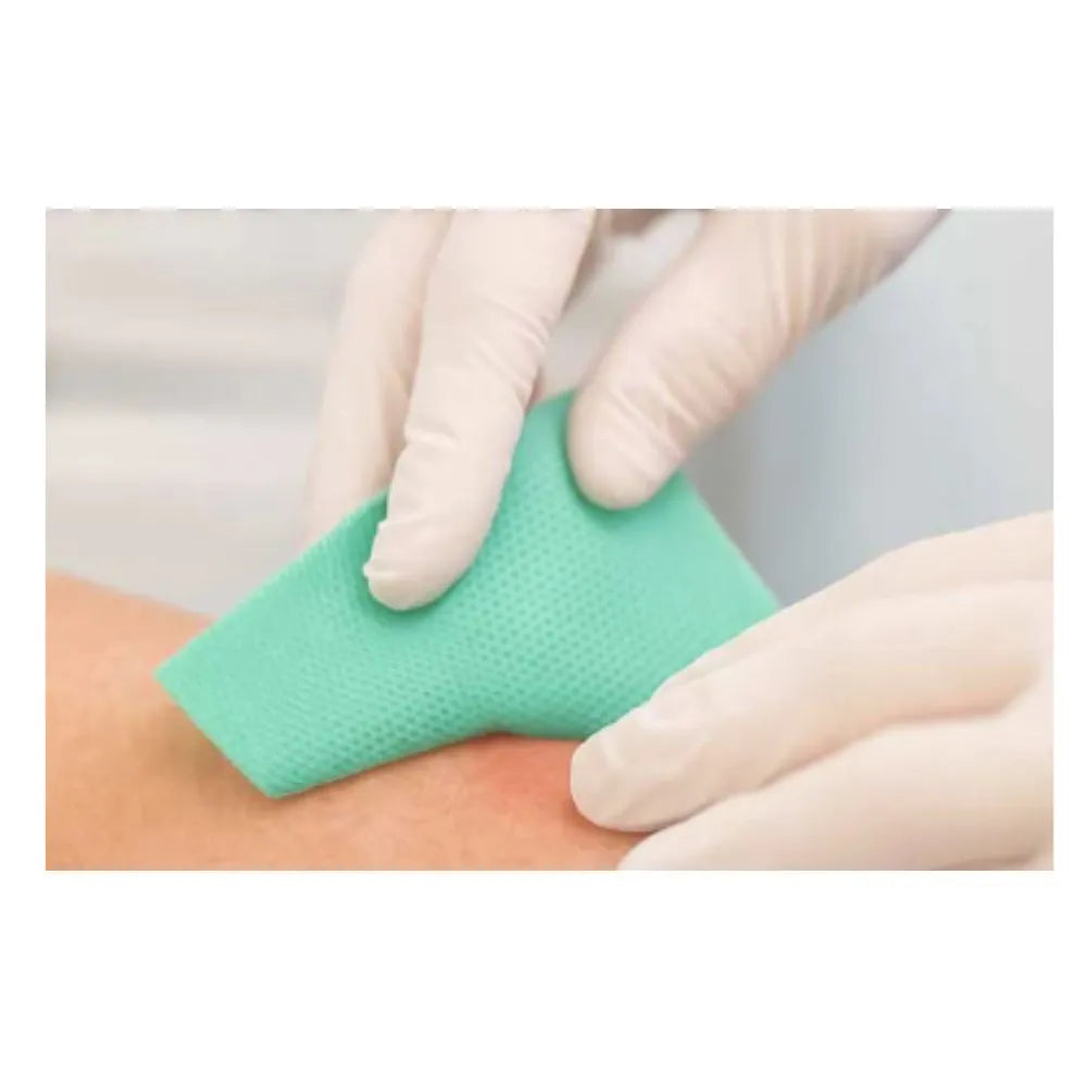 Aplicación de gasa DACC Cutimed Sorbact sobre herida — capa de contacto primario con apósito secundario