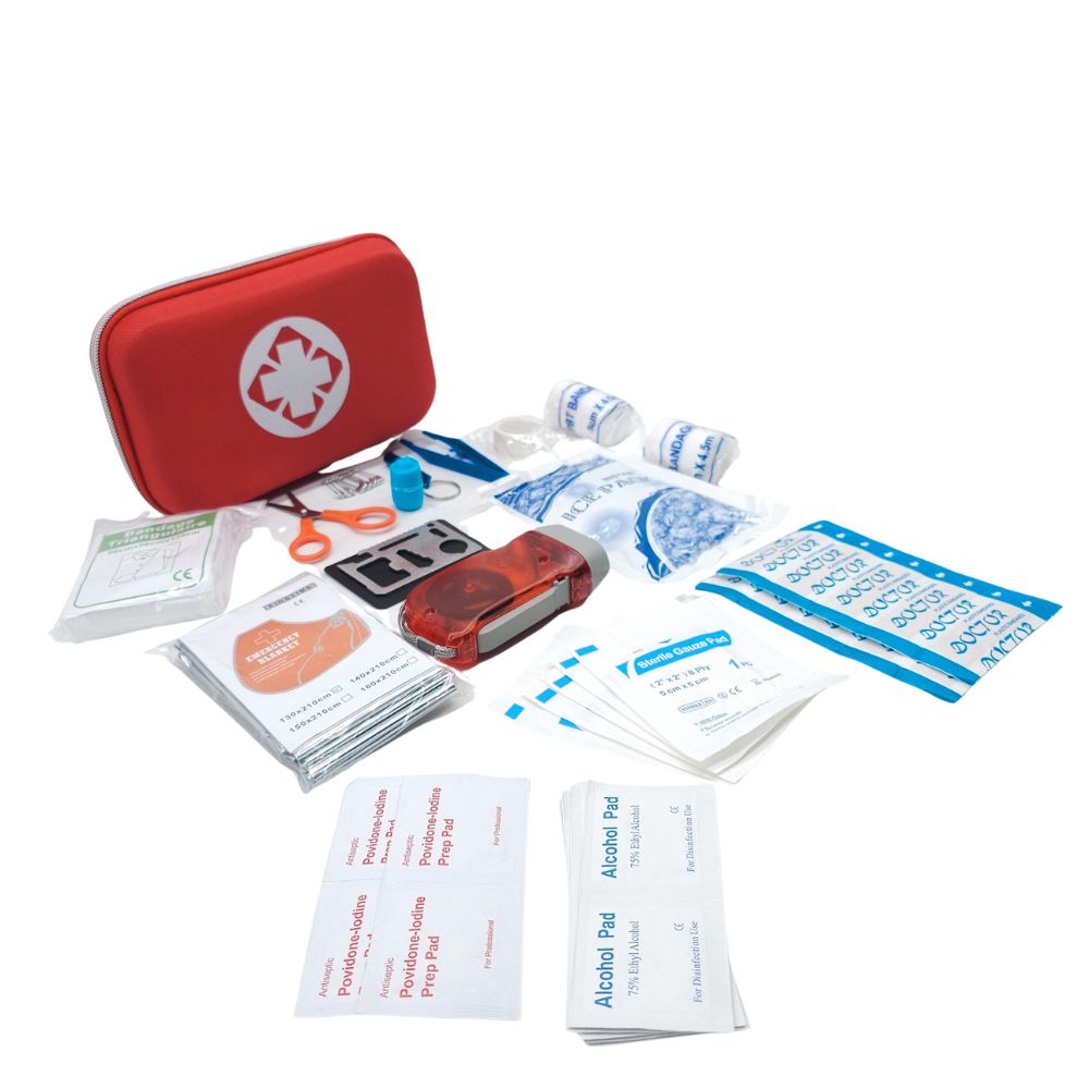 Botiquín trekking compacto con vendas, gasas y linterna para actividades al aire libre.
