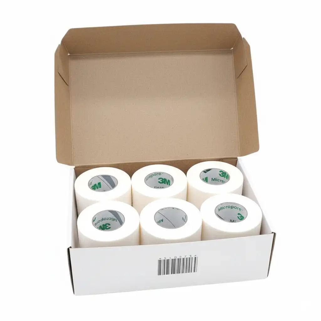 Caja abierta con 6 cintas Micropore 3M de 5 cm x 9 m color blanco.