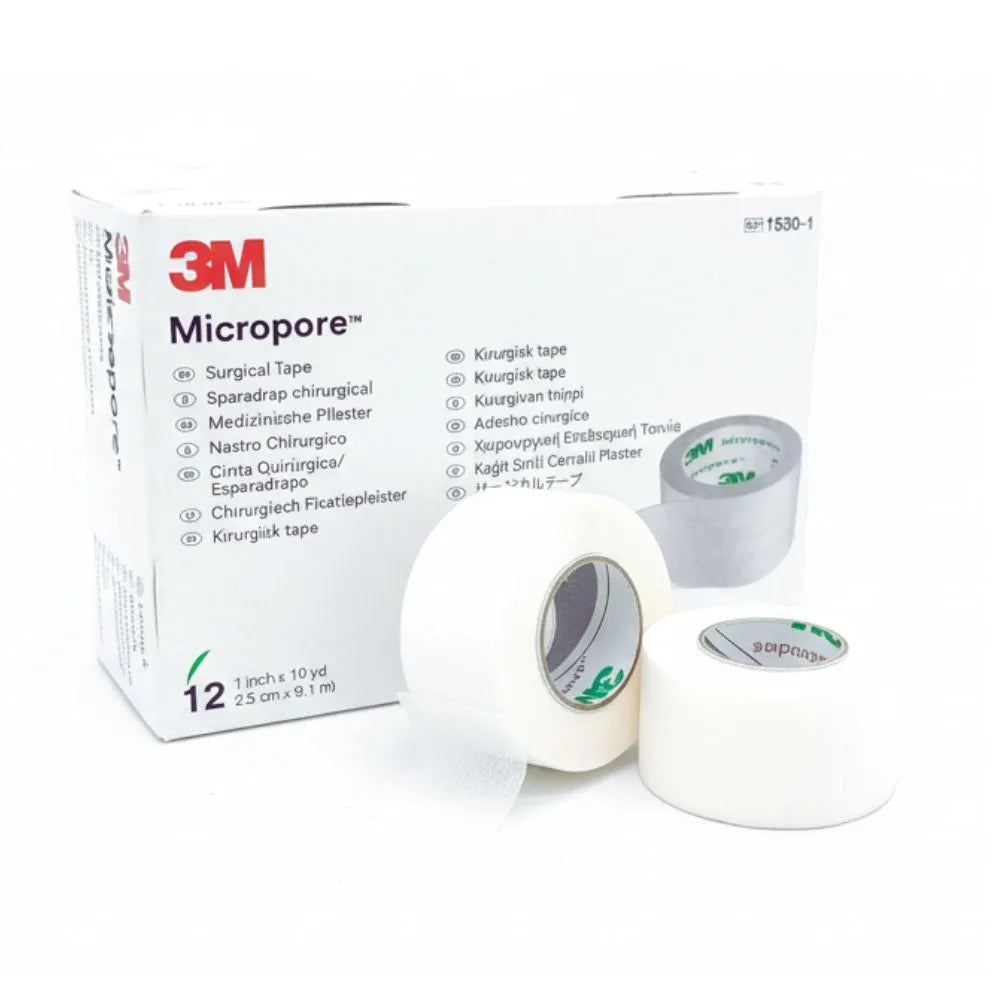 Caja Micropore 3M modelo 1530-1 con 12 rollos de cinta médica de 2.5 cm x 9.1 m color blanco.