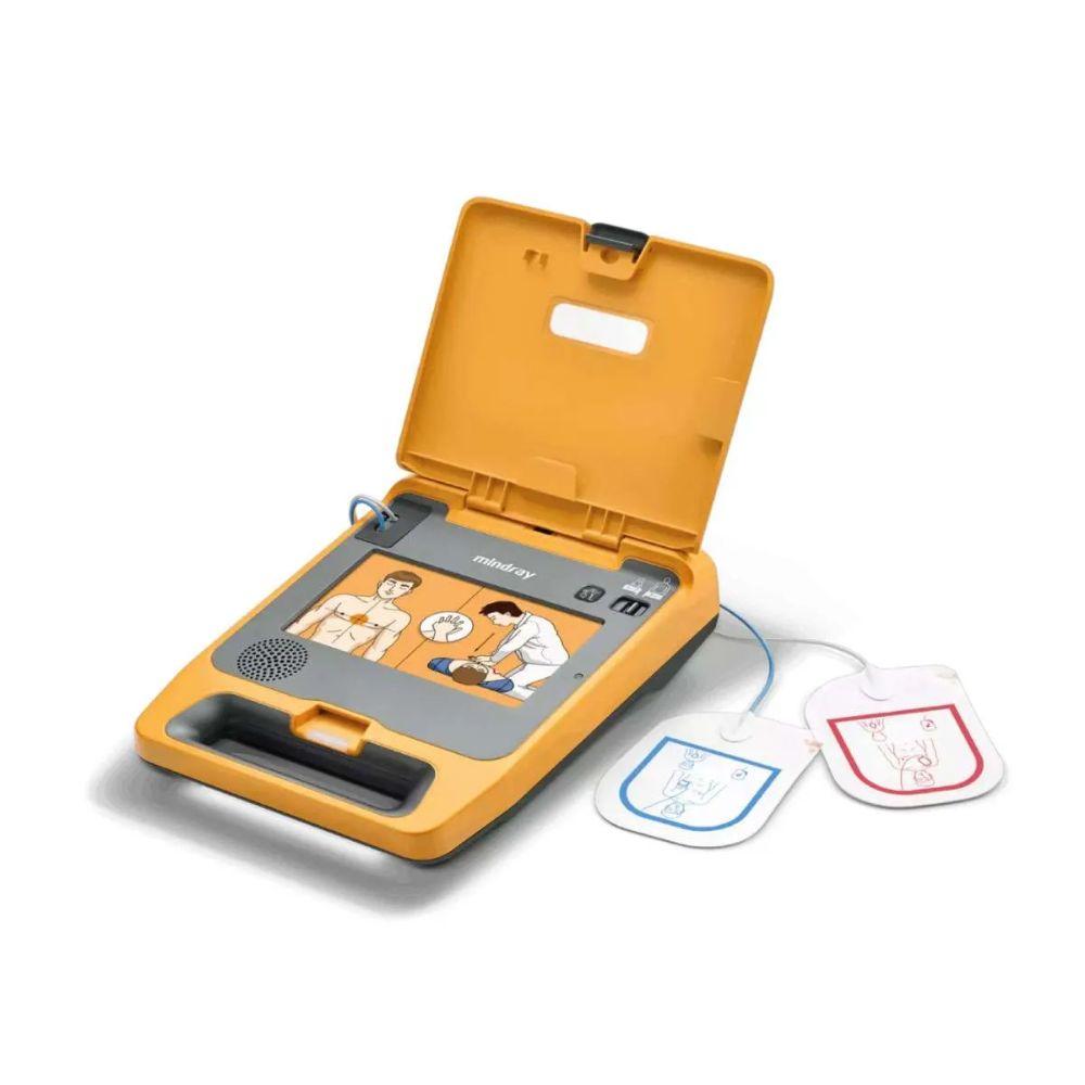 Desfibrilador Automático Externo Mindray BeneHeart C1 (DEA) amarillo, tapa abierta con pantalla y electrodos adulto/infantil.