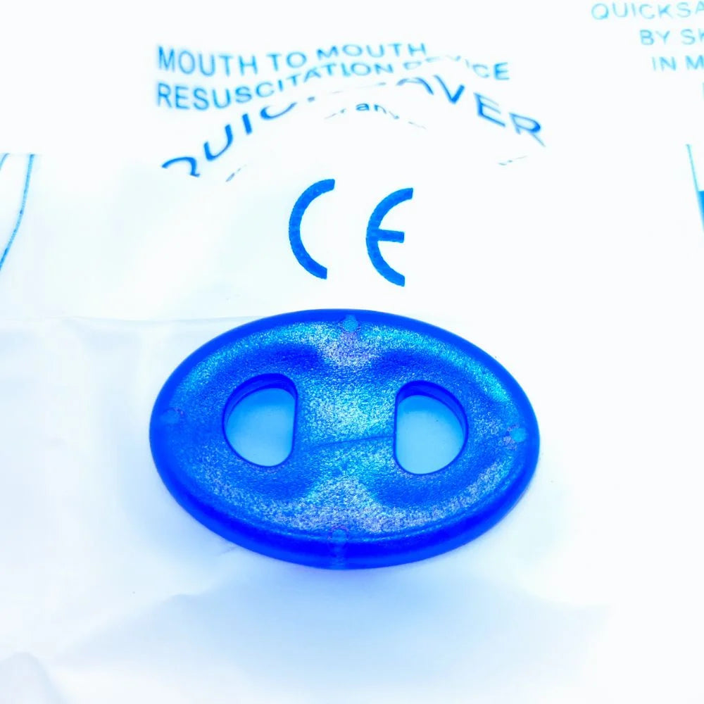 Detalle de válvula unidireccional en mascarilla RCP desechable Quicksaver