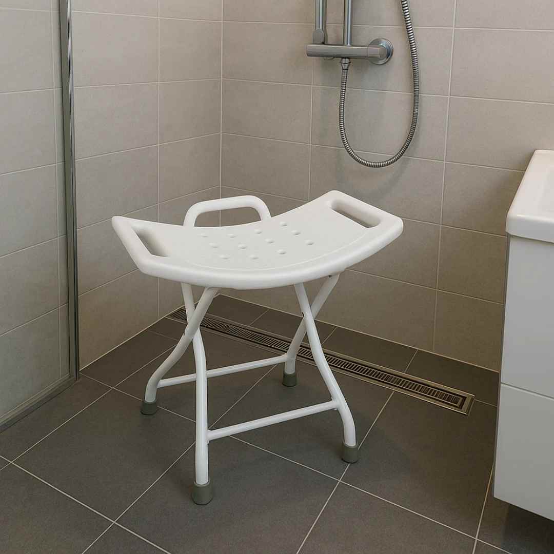 Silla ducha adulto mayor en uso real baño moderno, asiento seguro antideslizante contextual - TuBotiquin