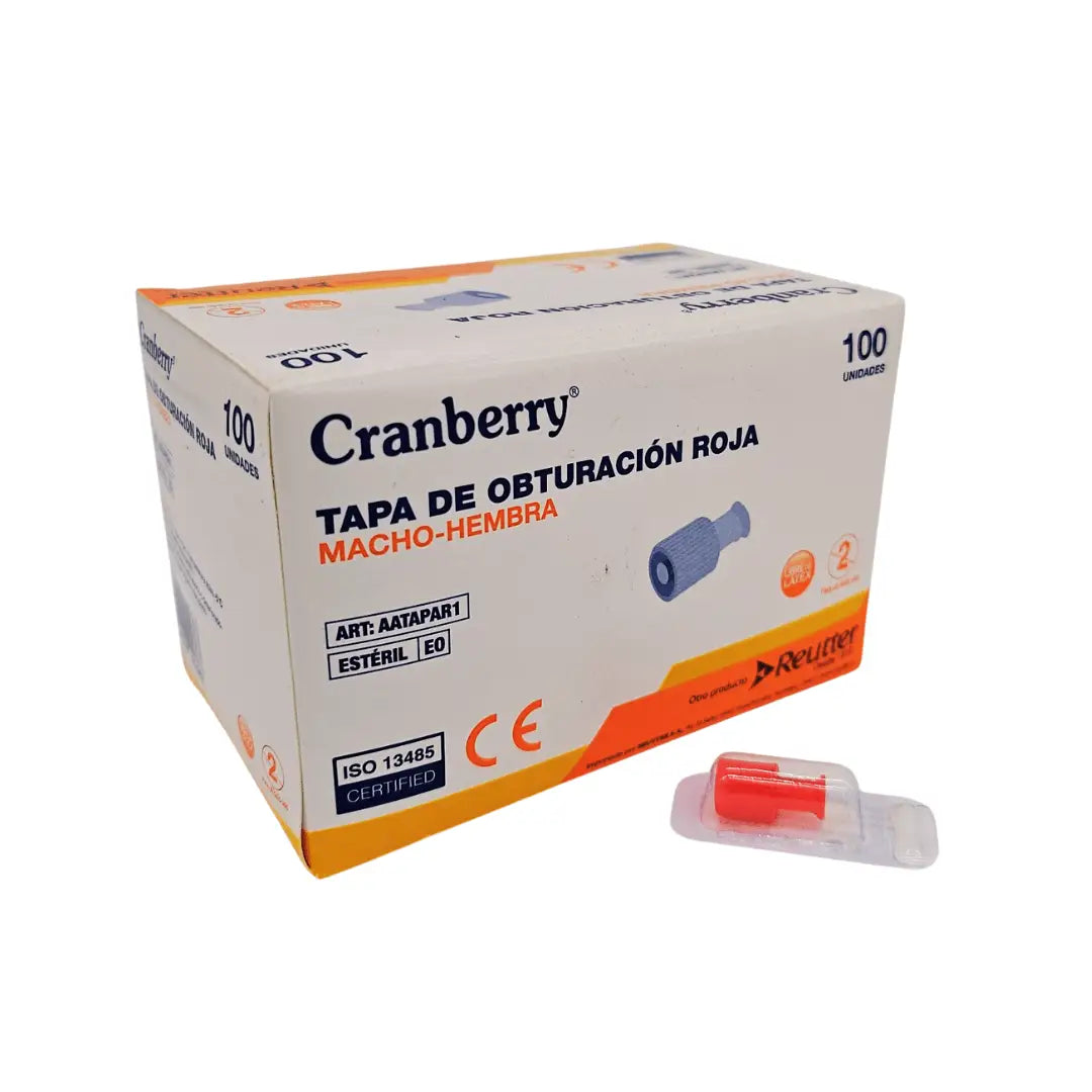 Tapa luer lock roja en conexión IV — cierre hermético vía endovenosa hospitalaria