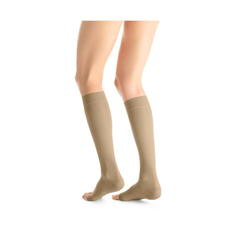 Vista lateral de medias de compresión JOBST UltraSheer 15-20 mmHg punta abierta color natural.
