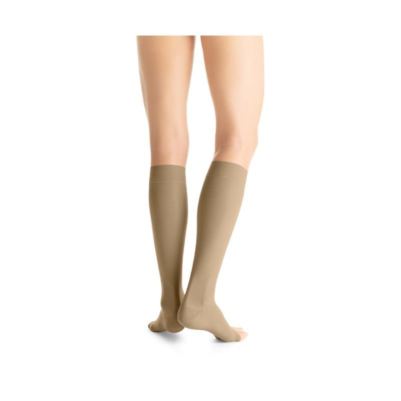 Vista trasera de medias de compresión JOBST UltraSheer 15-20 mmHg punta abierta color natural.