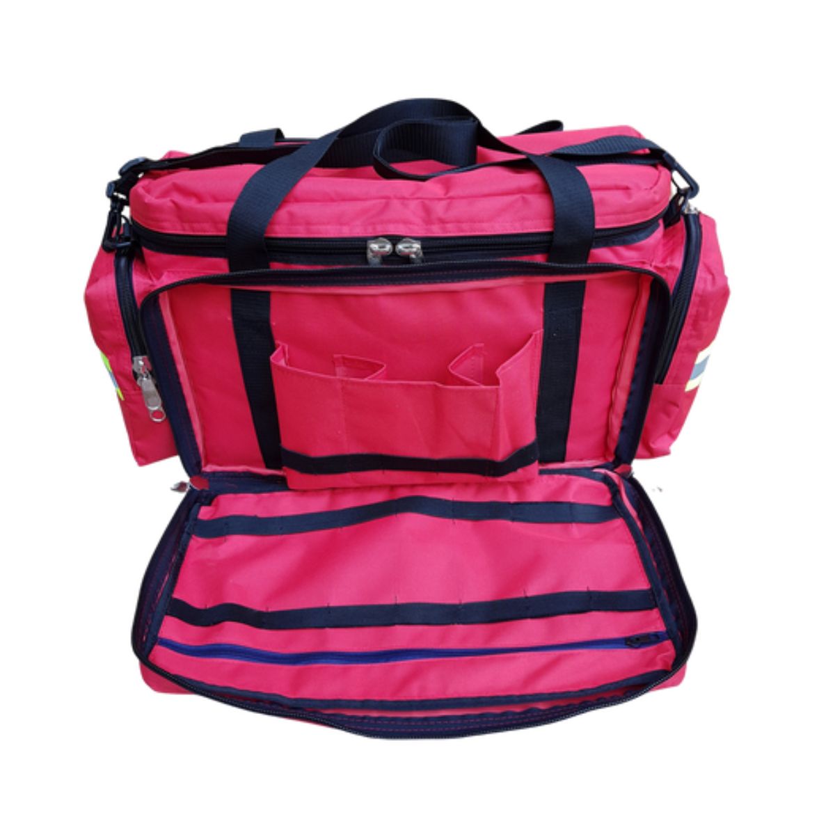 Bolsa de primeros auxilios o botiquín de emergencia de color rojo con detalles en negro, mostrando varios compartimentos y bolsillos abiertos.