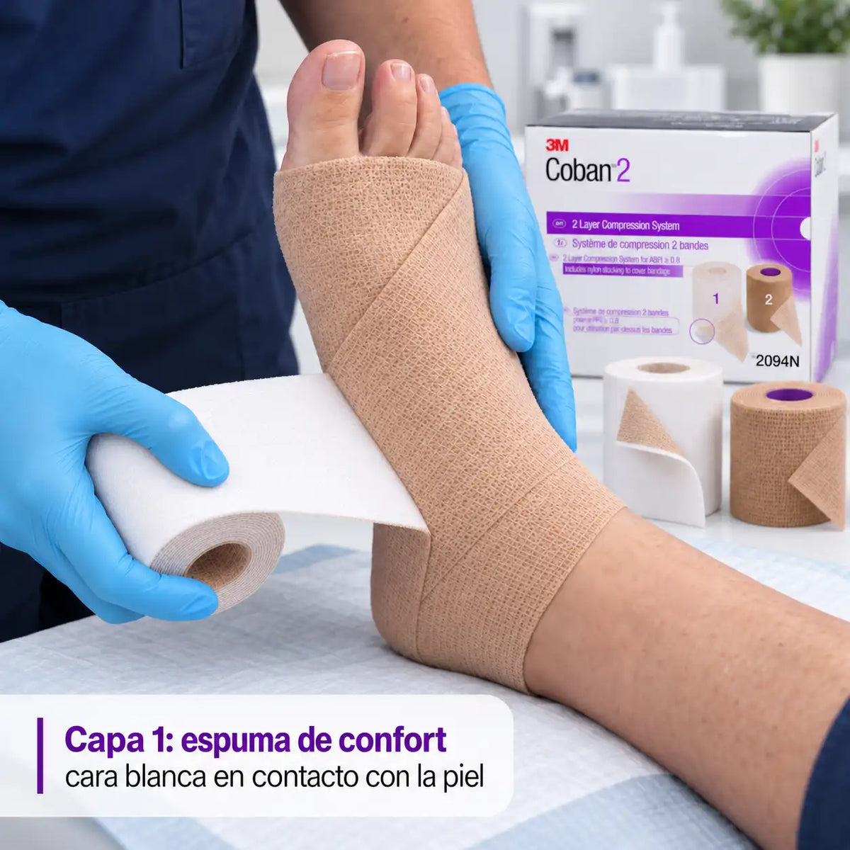 Profesional de salud aplicando la capa de confort del Coban 2 Layer 3M sobre el pie, cara blanca en contacto con la piel