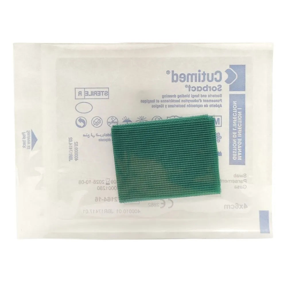 Apósito Cutimed Sorbact 4x6 cm con tecnología DACC estéril, listo para aplicación