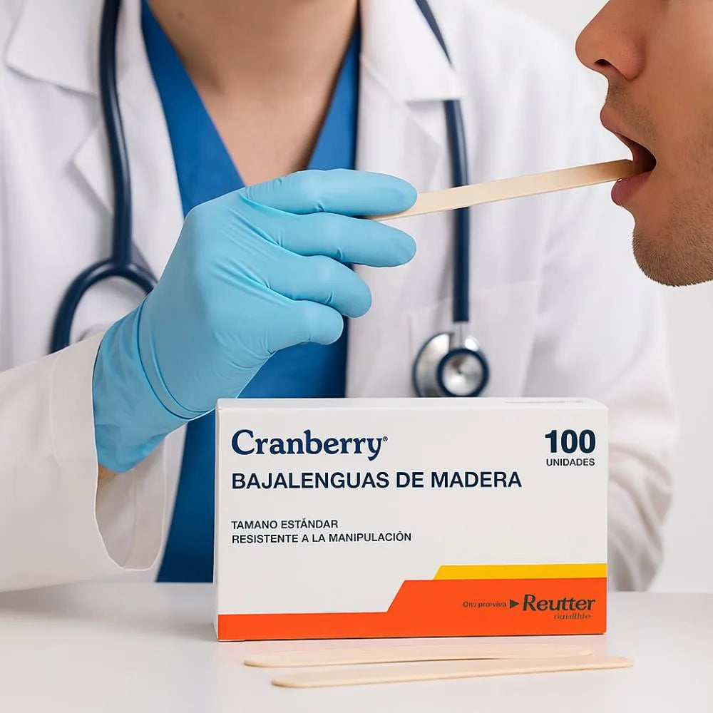 Profesional de la salud usando un bajalenguas de madera Cranberry Reutter durante una examinación médica, con caja del producto en primer plano y entorno clínico limpio.