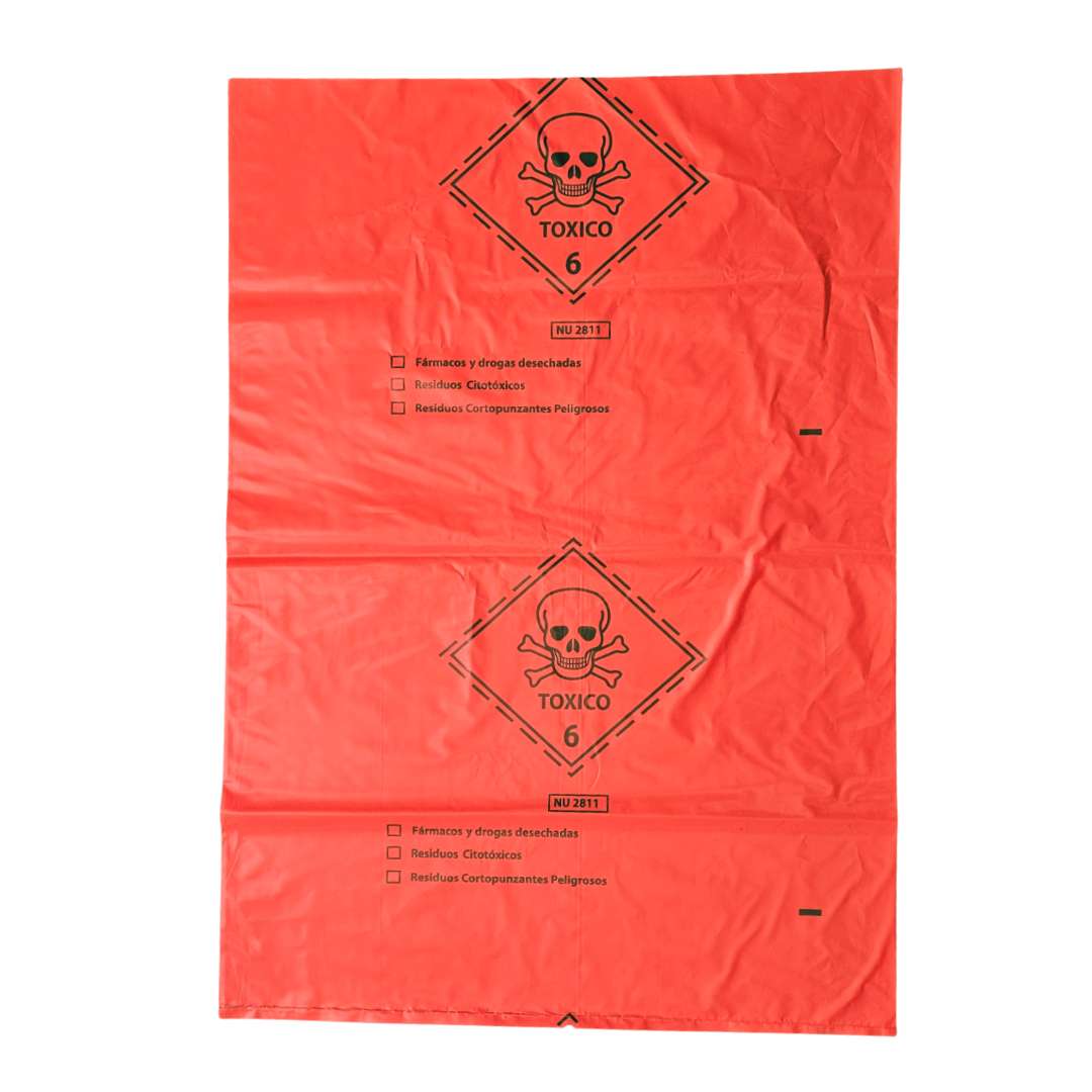 Bolsa roja para residuos peligrosos 60x90cm con símbolo de biopeligro tóxico. Incluye calavera y huesos cruzados, clasificación NU 2811, checkboxes para fármacos desechados, residuos citotóxicos y cortopunzantes peligrosos. Cumple normativa REAS Chile para hospitales y clínicas.