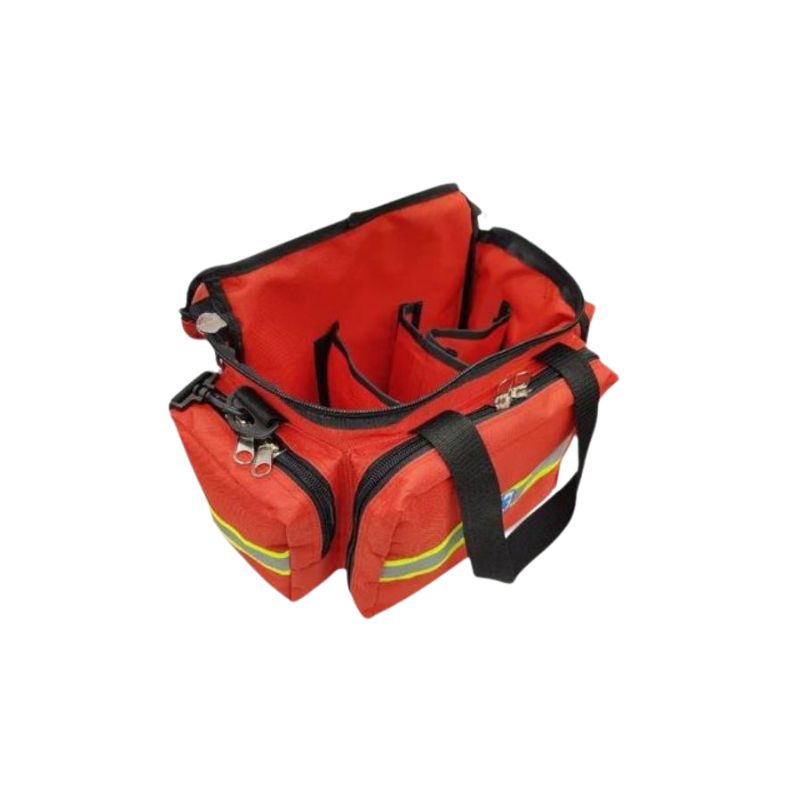 Botiquín de primeros auxilios para paramédicos, de color rojo con detalles en negro y bandas reflectantes. El botiquín está abierto, mostrando varios compartimentos internos.