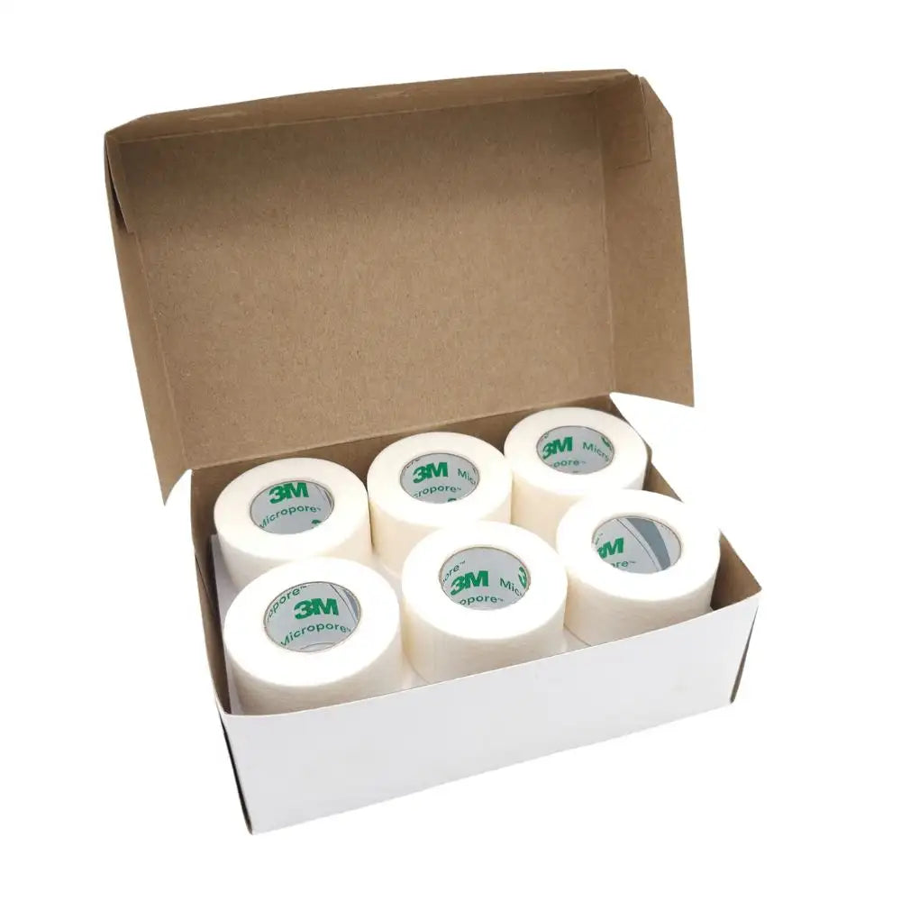 Caja abierta con 12 rollos de cinta Micropore 3M modelo 1530-1 de 2.5 cm x 9.1 m color blanco.