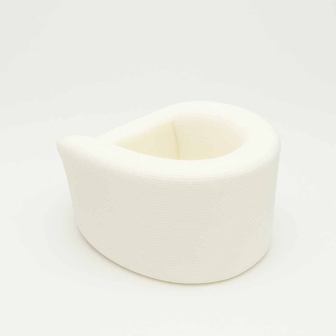 Vista frontal del collarín cervical blando color blanco marca I-M, fabricado en espuma de alta densidad con diseño anatómico para estabilizar la zona del cuello.