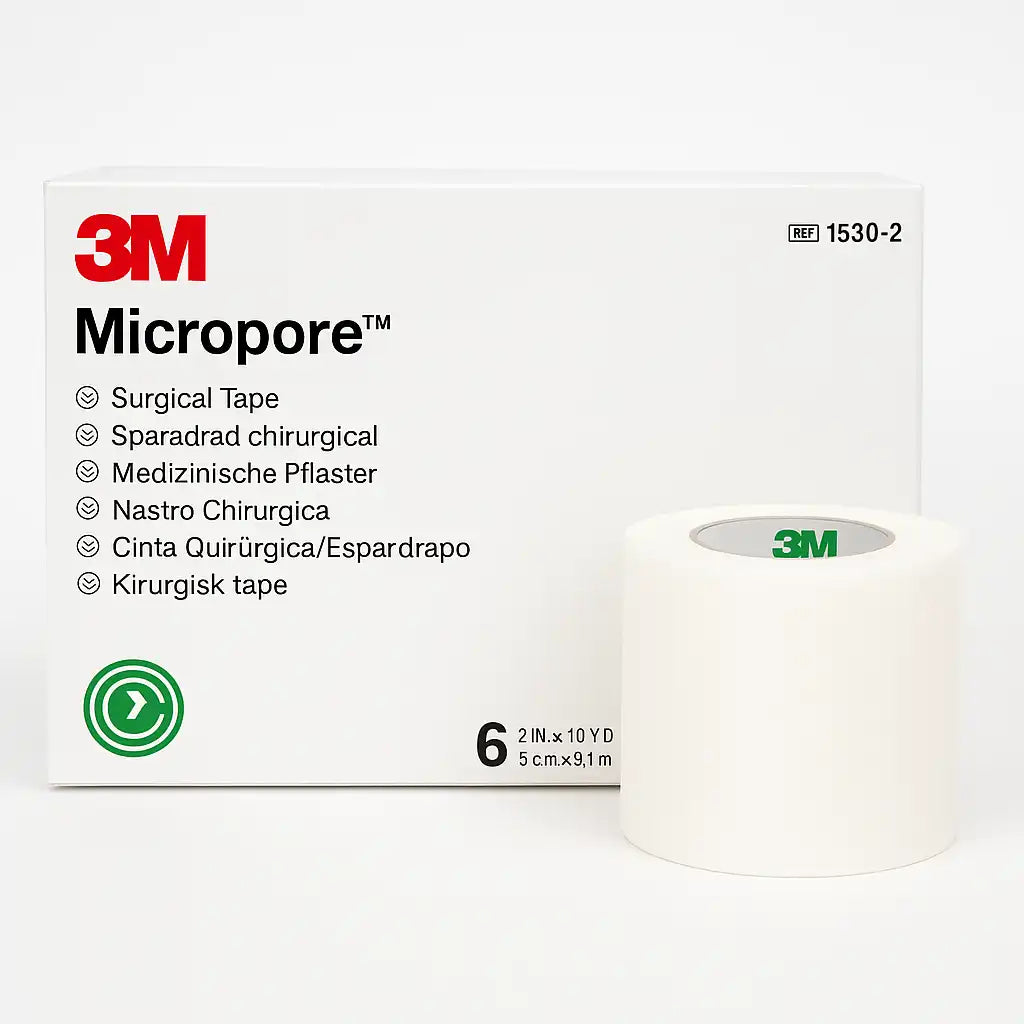 Detalle en primer plano de la textura de la cinta Micropore 3M de 5 cm, mostrando material microporoso blanco.