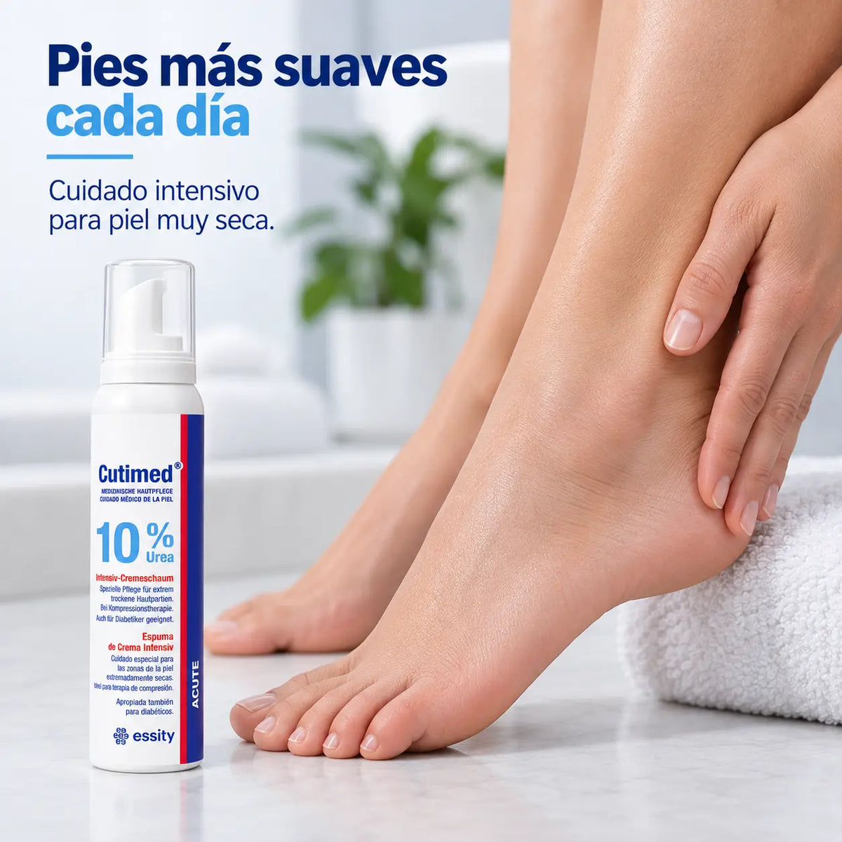 Mujer aplicando espuma de urea 10% Cutimed Acute en pies secos, con el envase de 125 mL en primer plano