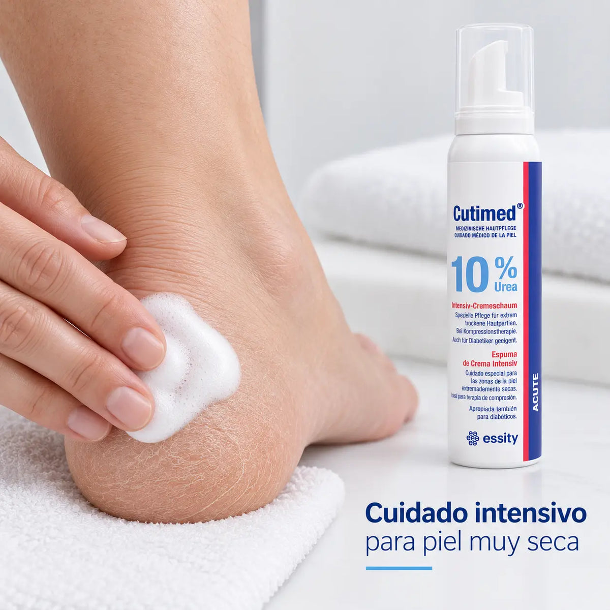 Espuma de urea 10% Cutimed Acute aplicada sobre un talón agrietado con piel muy seca