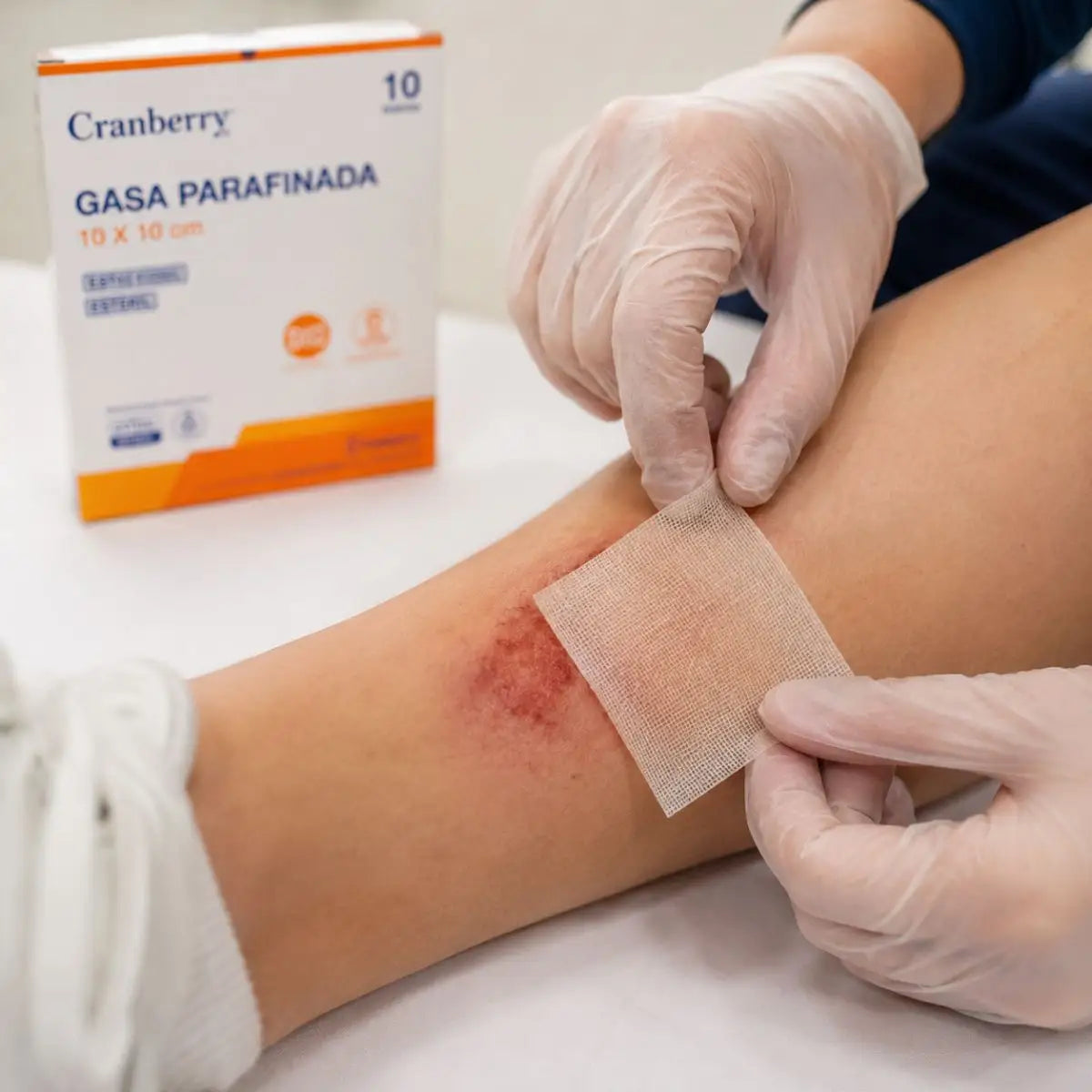 Gasa parafinada Cranberry en curación de herida — retiro sin dolor ni trauma