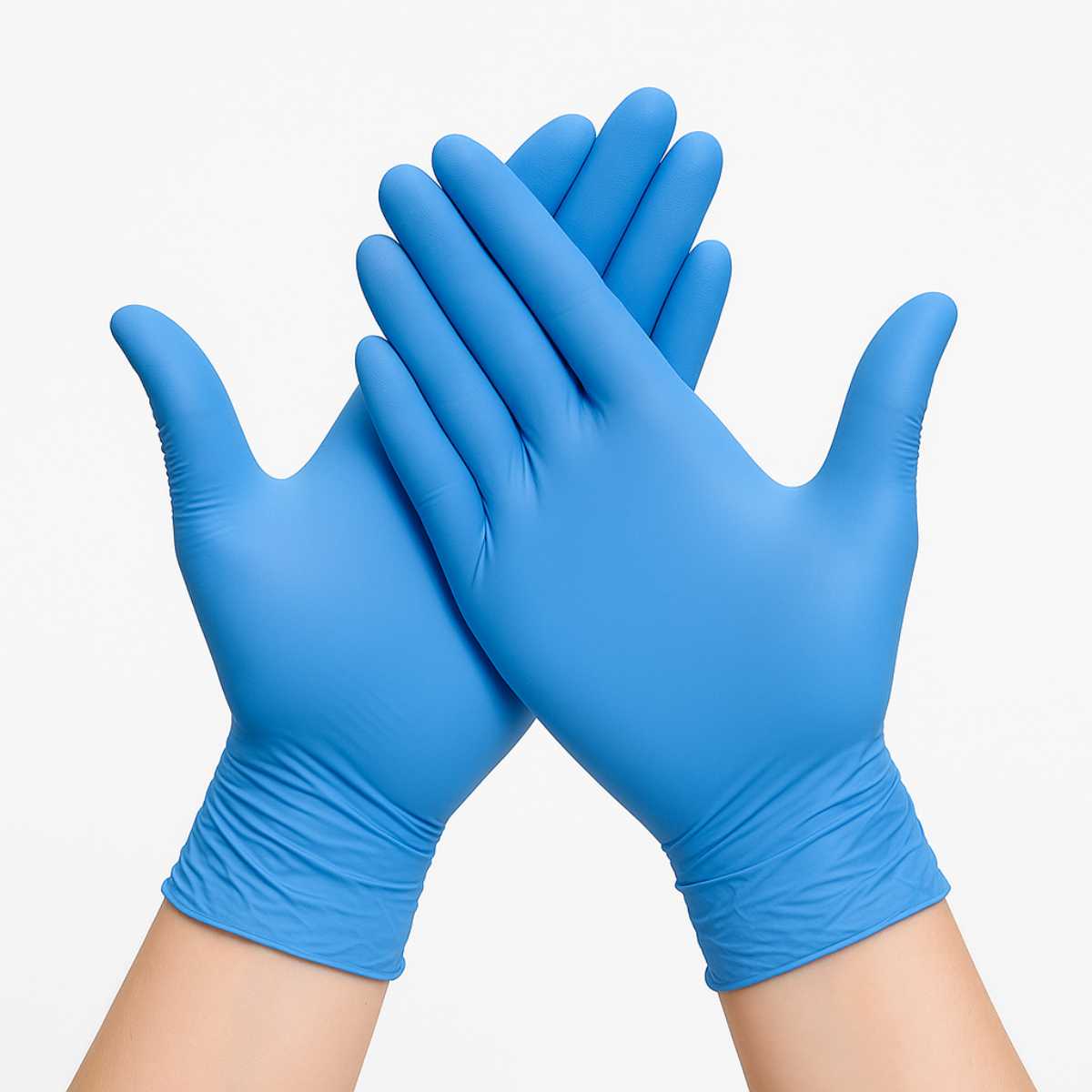 Guantes de nitrilo azul Tresor puestos en manos mostrando ajuste perfecto. Guantes médicos sin polvo color azul para proteger las manos en procedimientos médicos Chile