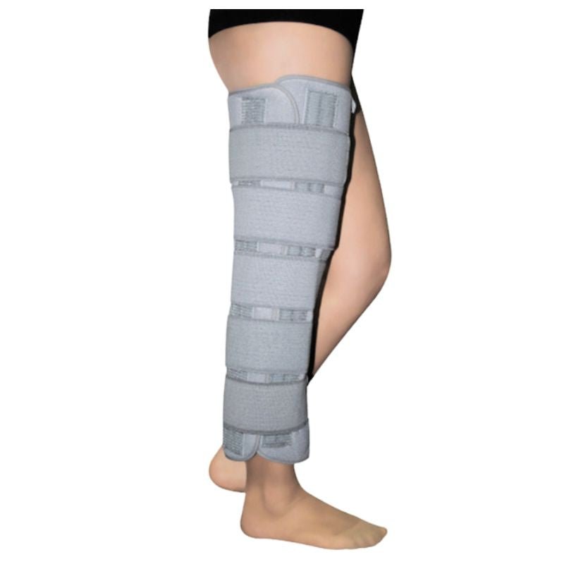 Inmovilizador de rodilla universal Blunding colocado en la pierna, ideal para post-cirugía y rehabilitación en Chile.