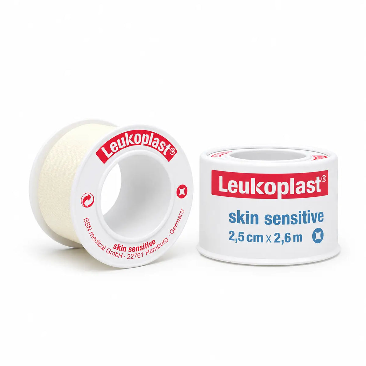 Dos carretes de cinta médica de silicona Leukoplast skin sensitive 2,5 cm x 2,6 m, vista frontal y lateral