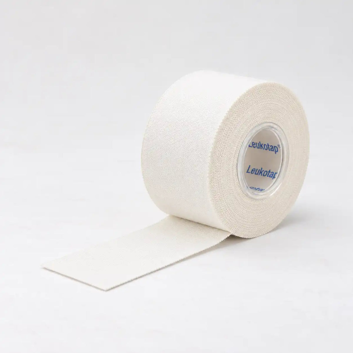 Leukotape Classic BSN Medical tape rígido blanco — rollo con núcleo plástico y tira desenrollada