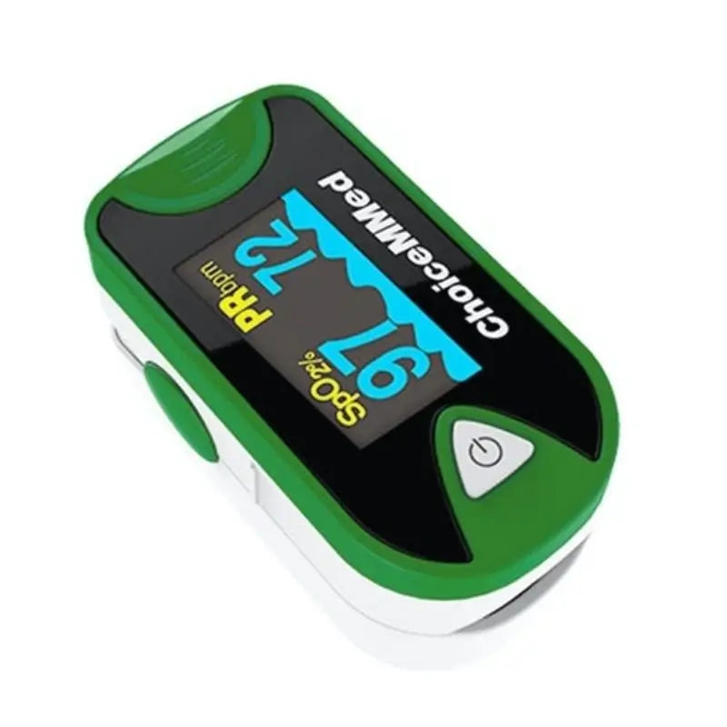 Oxímetro de pulso ChoiceMMed en segundo ángulo lateral con pantalla encendida y bordes verdes