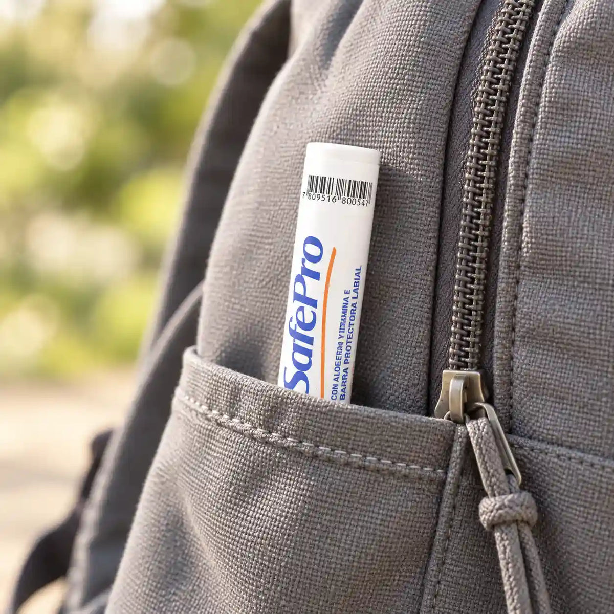 Protector labial SafePro FPS 30 en mochila — formato portátil para terreno