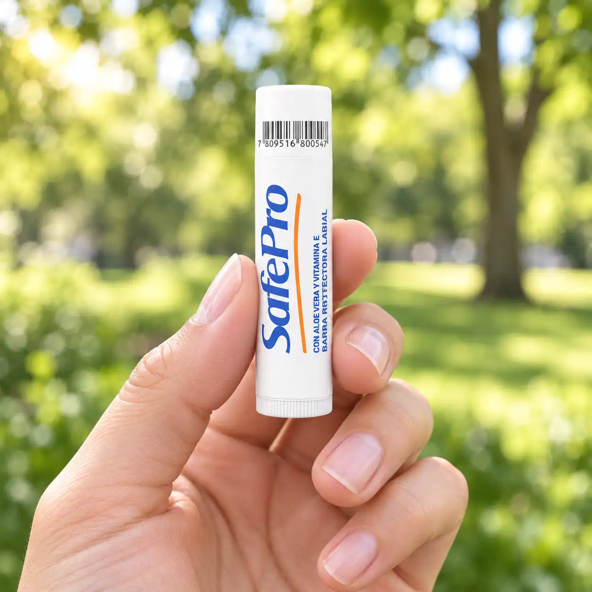 Protector solar labial SafePro en uso — aplicación antes de exposición al sol