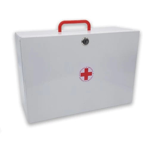 Botiquín metálico de primeros auxilios de color blanco, con un asa roja en la parte superior y con el símbolo internacional de la cruz roja.