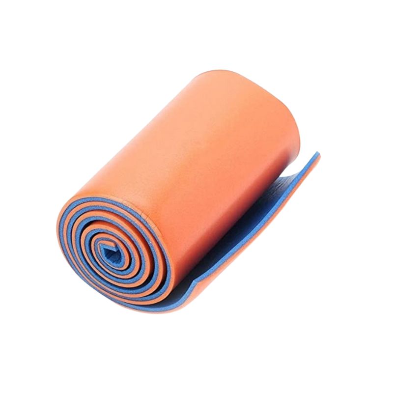 Férula de emergencia SAM Splint enrollada, utilizada para inmovilizar extremidades lesionadas.
